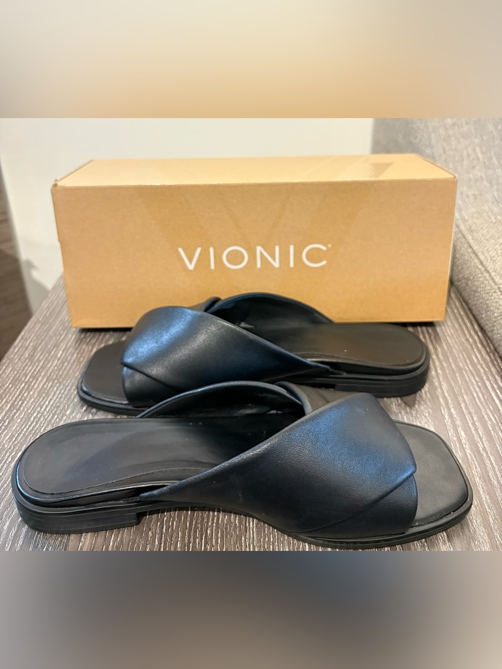 Vionic Miramar Slides. Size 8